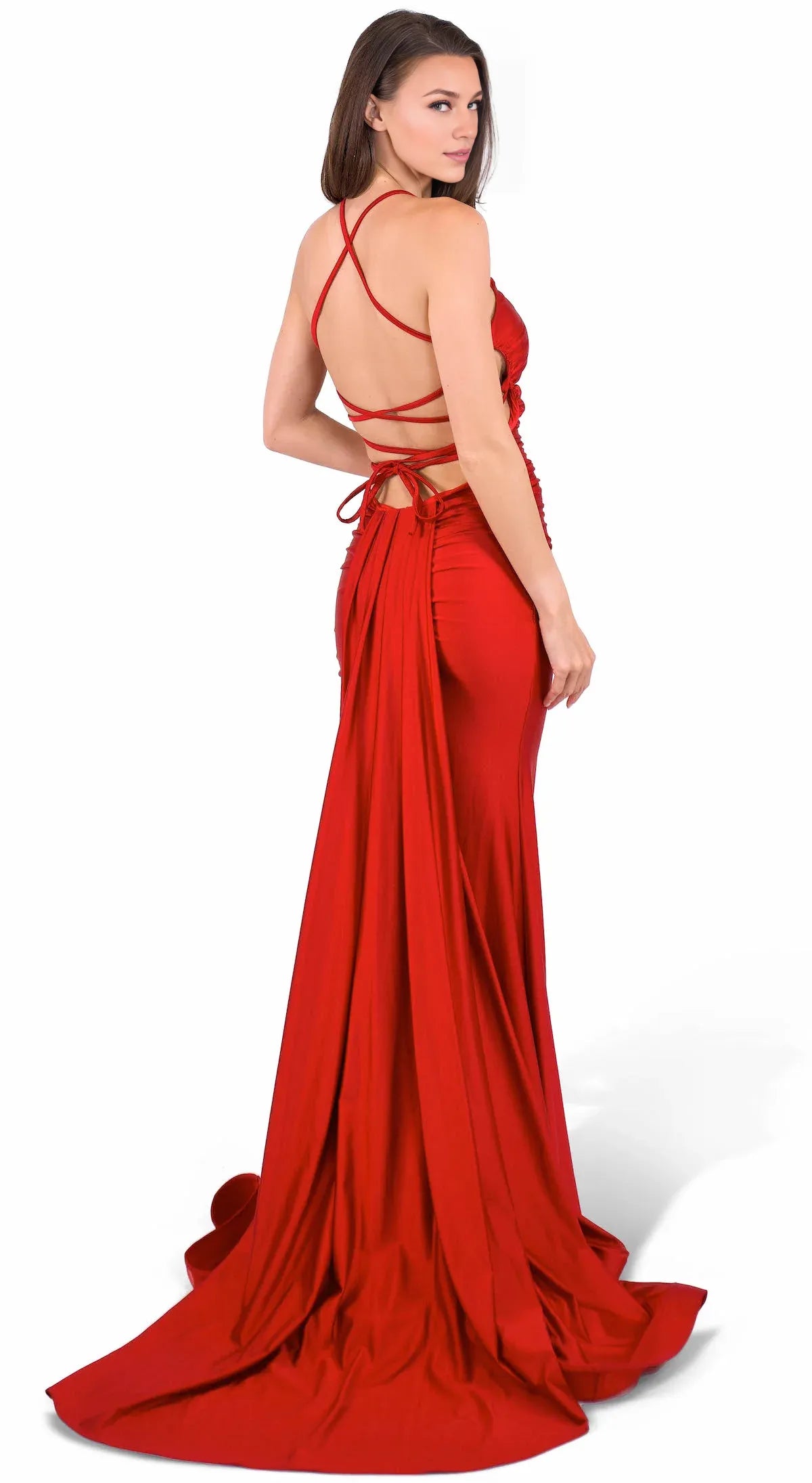 Robe Weitese en satin rouge, bretelles spaghetti, col carré, corsage froncé et fente haute audacieuse.